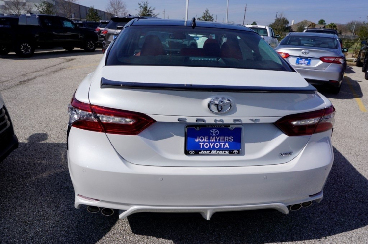 Toyota Camry XLE 2018 và Mercedes-Benz E250: Các bác chọn xe nào? Toyota Camry XLE 2018 và Mercedes-Benz E250: Các bác chọn xe nào?