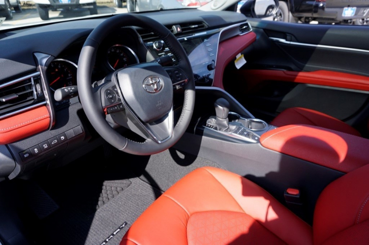 Toyota Camry XLE 2018 và Mercedes-Benz E250: Các bác chọn xe nào? Toyota Camry XLE 2018 và Mercedes-Benz E250: Các bác chọn xe nào?