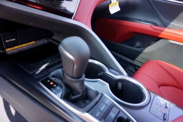 Toyota Camry XLE 2018 và Mercedes-Benz E250: Các bác chọn xe nào? Toyota Camry XLE 2018 và Mercedes-Benz E250: Các bác chọn xe nào?
