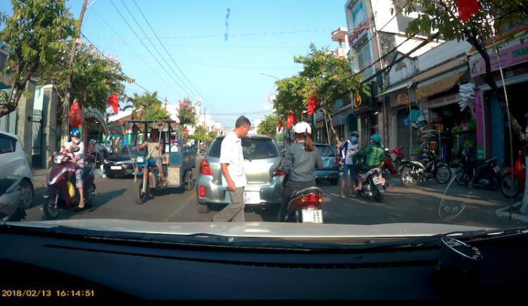 Cô gái trẻ nhận ngay cái tát vì hôn mông ô tô