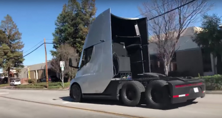 otosaigon_TeslaSemi0.jpg