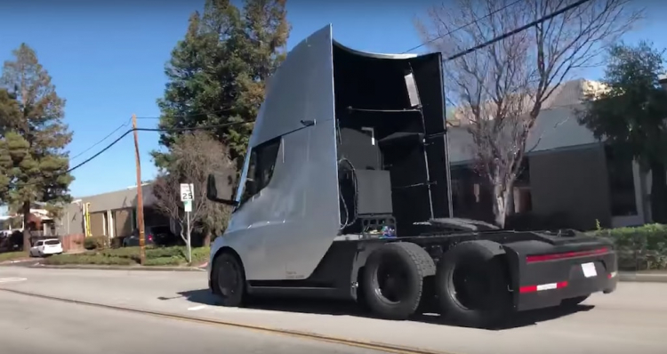 Pha tăng tốc ấn tượng của đầu kéo điện Tesla Semi