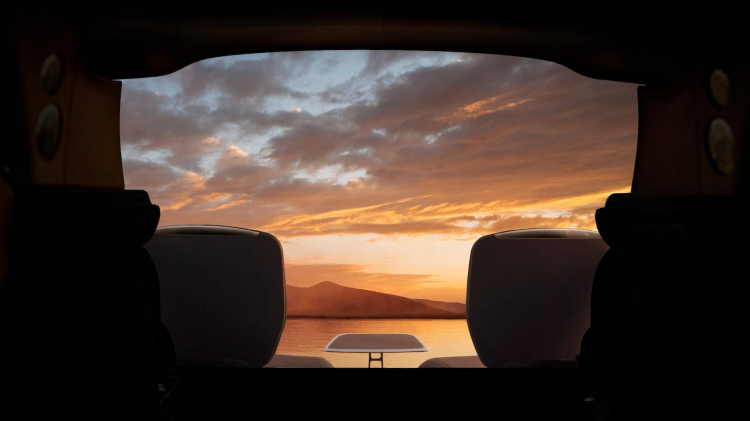 Siêu SUV Rolls-Royce Cullinan có thêm 2 ghế sau khoang hành lý để ngồi ngắm hoàng hôn