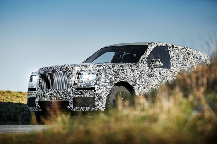 Siêu SUV Rolls-Royce Cullinan có thêm 2 ghế sau khoang hành lý để ngồi ngắm hoàng hôn