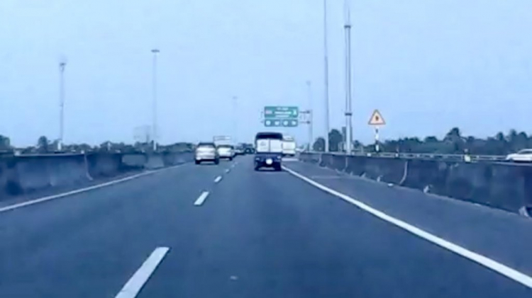Xe khách nhập lane nguy hiểm trên cao tốc Trung Lương Xe khách nhập lane nguy hiểm trên cao tốc Trung Lương
