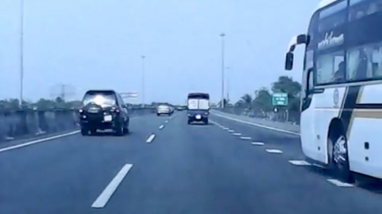 Xe khách nhập lane nguy hiểm trên cao tốc Trung Lương Xe khách nhập lane nguy hiểm trên cao tốc Trung Lương