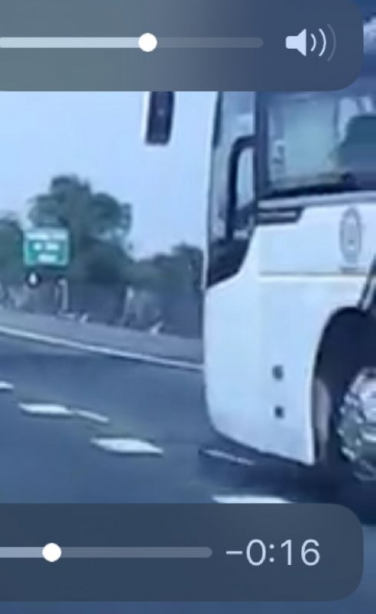 Xe khách nhập lane nguy hiểm trên cao tốc Trung Lương Xe khách nhập lane nguy hiểm trên cao tốc Trung Lương