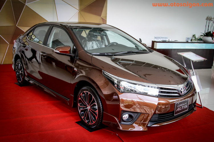 Cận cảnh Toyota Corolla Altis 2.0 CVT hoàn toàn mới