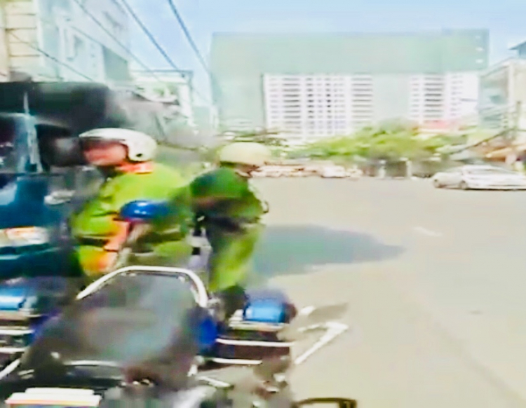 CSTT phú nhuận, đứng nhìn tiếp thị sữa đánh người