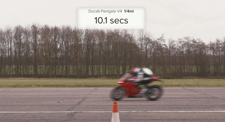 BMW M760Li thử sức đua 400m với siêu mô tô Ducati Panigale V4 S