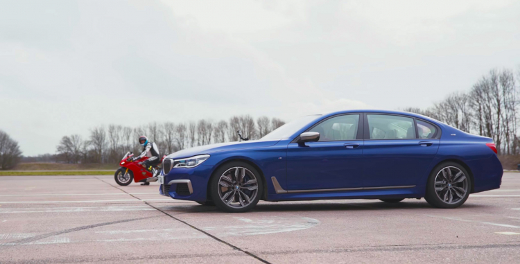 BMW M760Li thử sức đua 400m với siêu mô tô Ducati Panigale V4 S