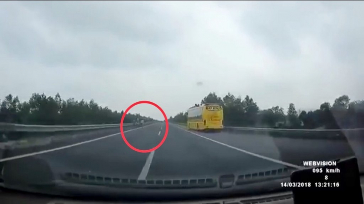Lái xe khách của nhà xe Phúc Minh xử lý tình huống quá kém Lái xe khách của nhà xe Phúc Minh xử lý tình huống quá kém