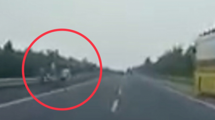Lái xe khách của nhà xe Phúc Minh xử lý tình huống quá kém Lái xe khách của nhà xe Phúc Minh xử lý tình huống quá kém