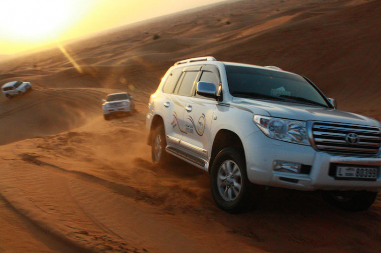 Ngắm xe xịn ở Dubai, trải nghiệm offroad sa mạc bằng Land Cruiser