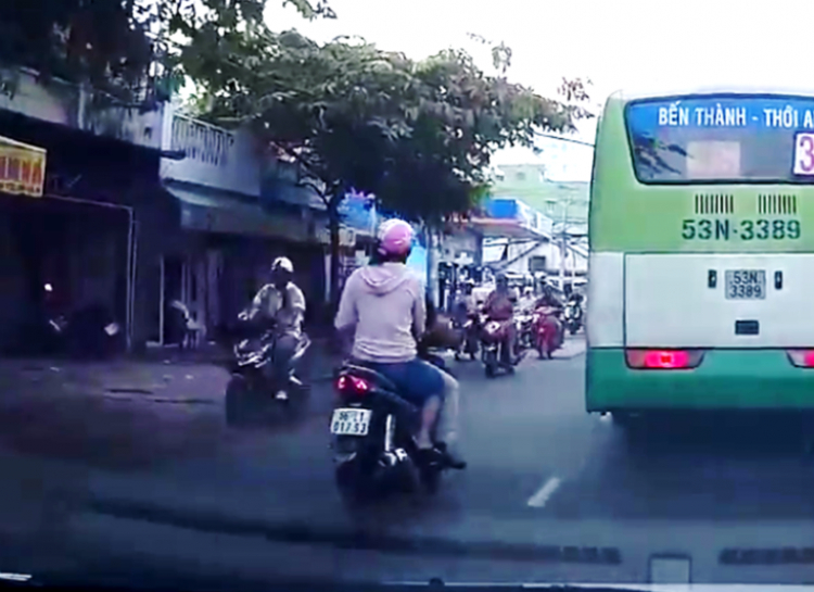 Lấn tuyến, đạp xe người khác rồi bỏ chạy...:(