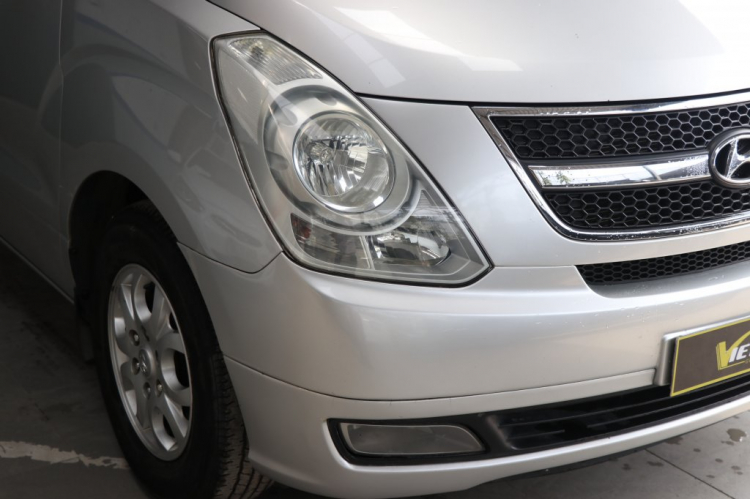 Cần Bán HYUNDAI STAREX 2.5MT 2010, bạc, mẫu xe đa dụng