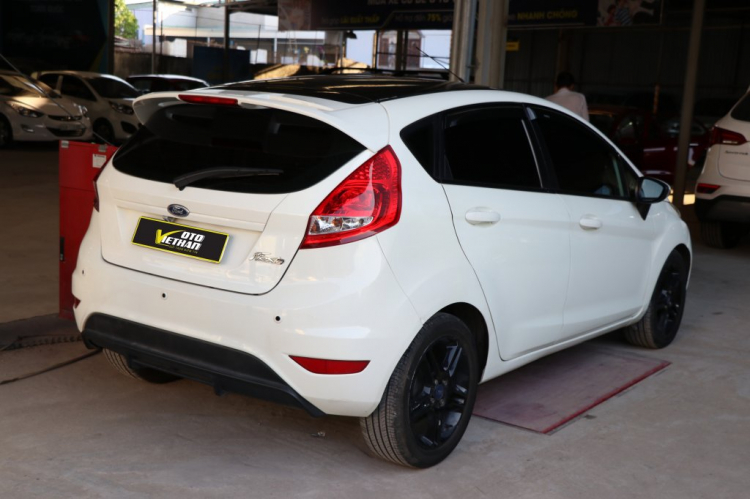 Bán FORD FIESTA 1.6AT 2011, trắng, hỗ trợ trả góp