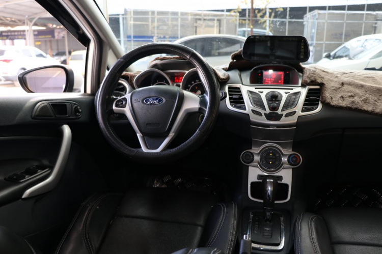 Bán FORD FIESTA 1.6AT 2011, trắng, hỗ trợ trả góp