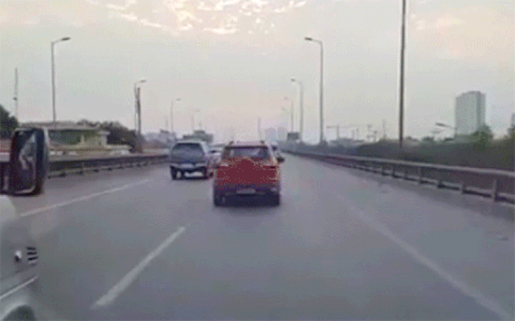 Lái xe trên làn khẩn cấp cao tốc