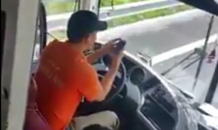 Cách cầm vô lăng xưa và nay Cách cầm vô lăng xưa và nay