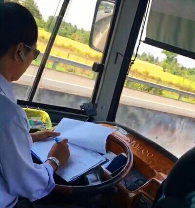 Cách cầm vô lăng xưa và nay Cách cầm vô lăng xưa và nay