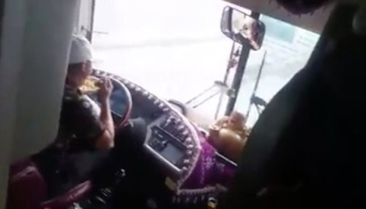 Cách cầm vô lăng xưa và nay Cách cầm vô lăng xưa và nay