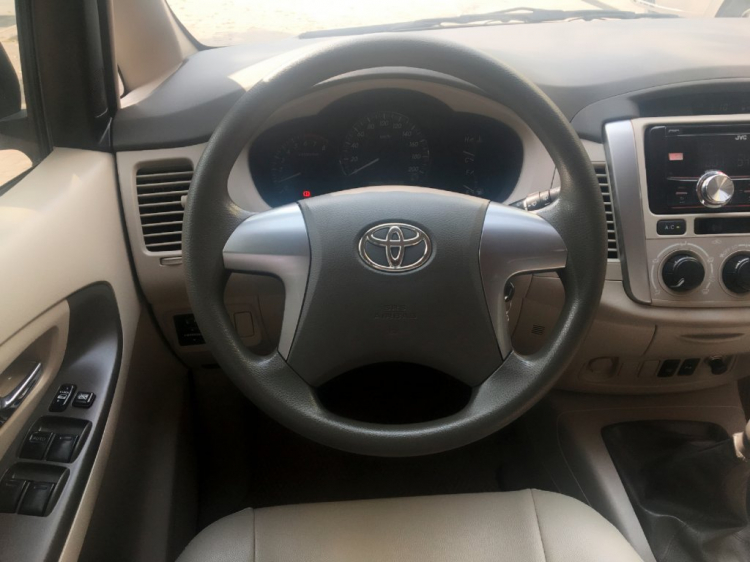 Toyota Innova 2.0 E 2014 màu bạc