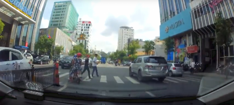 Nhường người qua đường trên vạch vôi Nhường người qua đường trên vạch vôi
