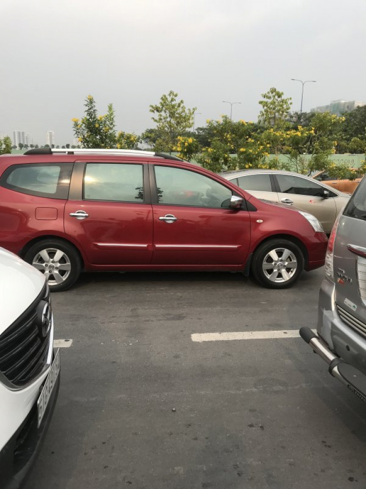 Tìm ace chơi xe Nissan Grand Livina