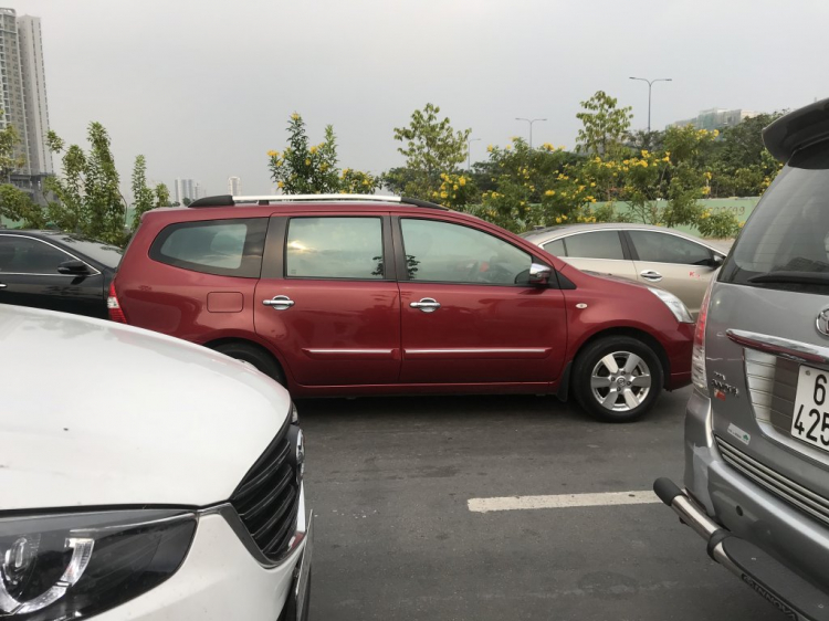 Tìm ace chơi xe Nissan Grand Livina