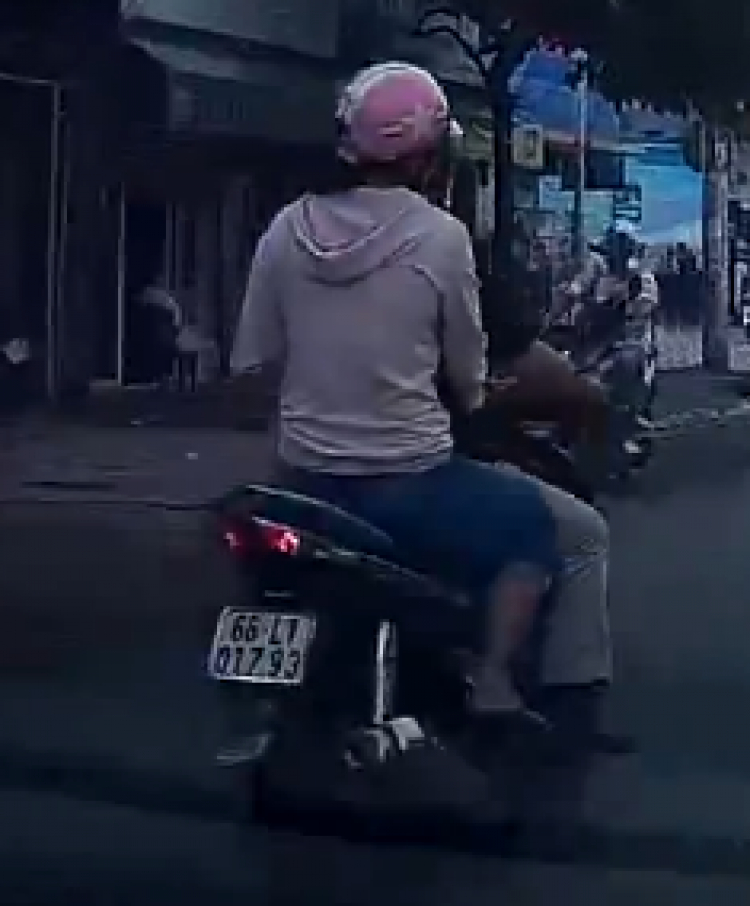 Lấn tuyến, đạp xe người khác rồi bỏ chạy...:( Lấn tuyến, đạp xe người khác rồi bỏ chạy...:(