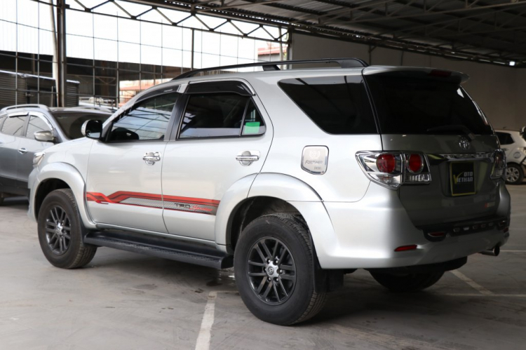 Cần Bán TOYOTA FORTUNER G 2.5MT 2015, màu bạc, máy dầu