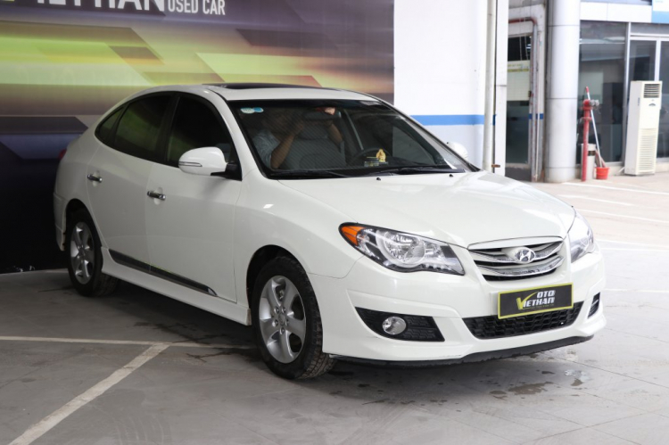 Cần bán gấp xe đẹp HYUNDAI AVANTE 1.6AT 2015, trắng