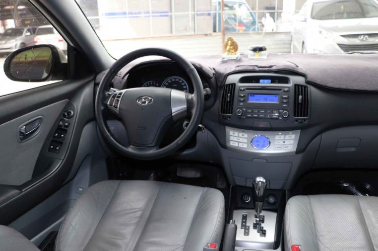 Cần bán gấp xe đẹp HYUNDAI AVANTE 1.6AT 2015, trắng