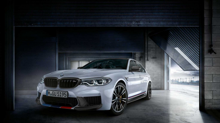 BMW tung video bà mẹ cầm lái BMW M5 2018 đầy phấn khích