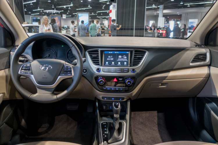 Hyundai Accent 2018 và Mazda2 sedan; Các bác chọn xe nào nếu biết giá Accent khoảng 460 triệu?