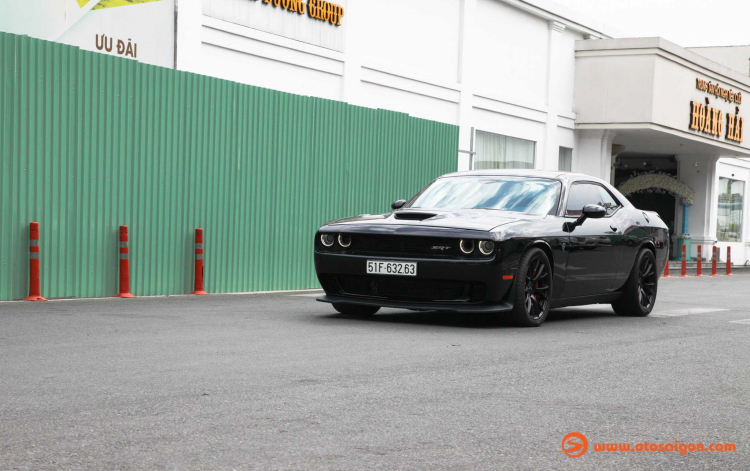 Cận cảnh xe cơ bắp Mỹ Dodge Challenger SRT mạnh 707 mã lực hàng hiếm tại Sài Gòn