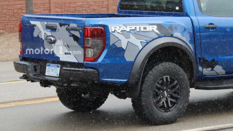 Ford Ranger Raptor chạy thử tại Mỹ; thêm bộ tem mới ở thùng sau