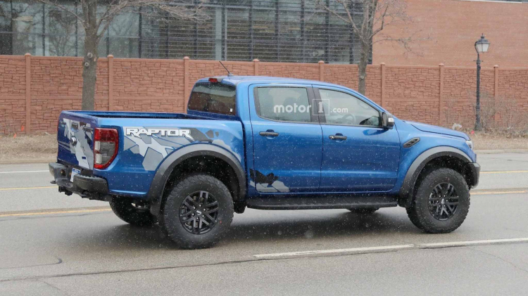 Ford Ranger Raptor chạy thử tại Mỹ; thêm bộ tem mới ở thùng sau