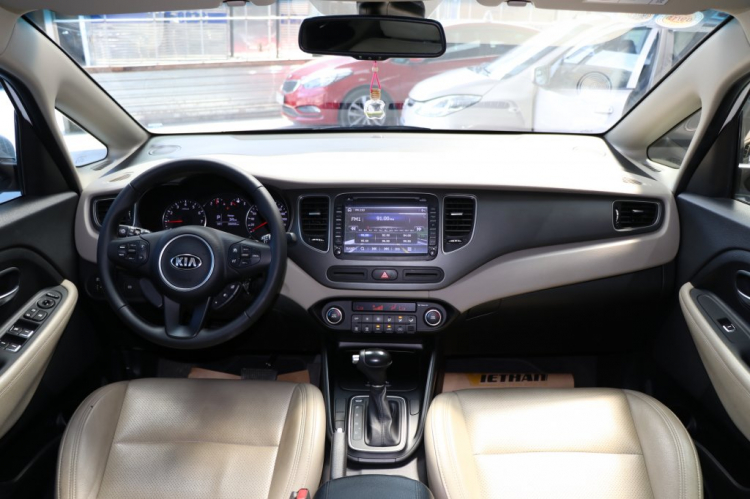 Kia Rondo 2.0AT 2017, trắng, bản tiêu chuẩn, 34.000km