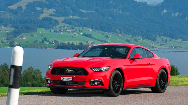 Ford Mustang là mẫu xe thể thao bán chạy hàng đầu thế giới trong năm 2017