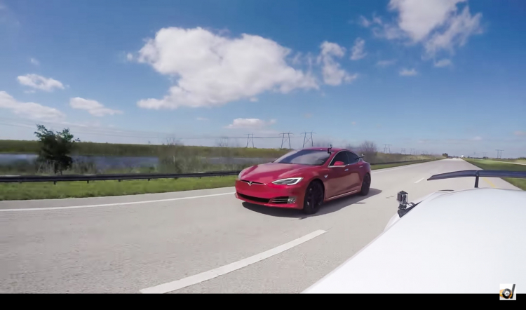 Màn đua Drag giữa Lamborghini Huracan Performante và Tesla Model S