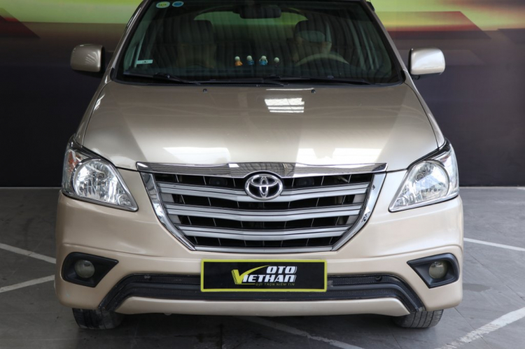 Bán TOYOTA INNOVA E 2.0MT 2014, nâu vàng, 69.000km