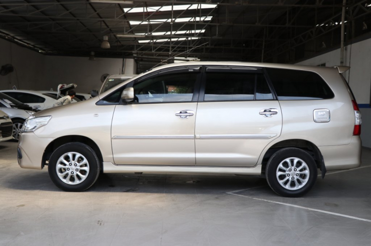 Bán TOYOTA INNOVA E 2.0MT 2014, nâu vàng, 69.000km