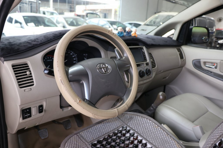 Bán TOYOTA INNOVA E 2.0MT 2014, nâu vàng, 69.000km