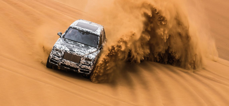 Rolls-Royce Cullinan chinh phục đồi cát ở Trung Đông; thể hiện khả năng off-road trên cát
