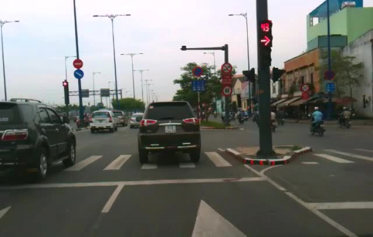 Đại Lộ Đông Tây - ô tô chuyển lane thế nào cho đúng?