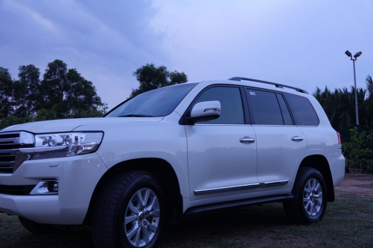 bán xe landcruiser 2016 nhập khẩu nguyên chiếc từ Nhật màu NGỌC TRAI