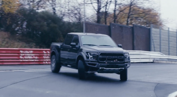 Bán tải Ford F-150 Raptor drift tại ''địa ngục xanh'' Nürburgring