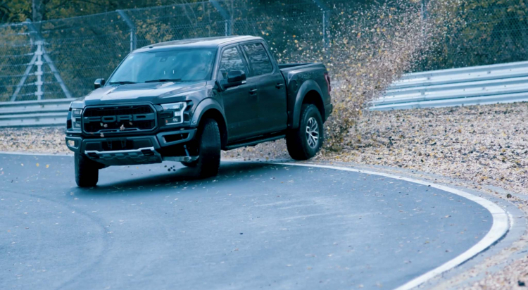 Bán tải Ford F-150 Raptor drift tại ''địa ngục xanh'' Nürburgring